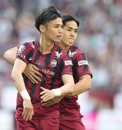 後半、同点ゴールを決めた神戸・佐々木大樹（左）をたたえる武藤嘉紀（撮影・中田匡峻）