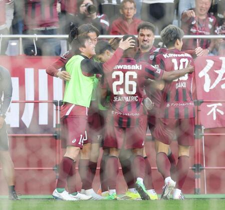 後半、勝ち越しのゴールを決め、もみくちゃになる神戸・武藤嘉紀（中央）＝撮影・中田匡峻