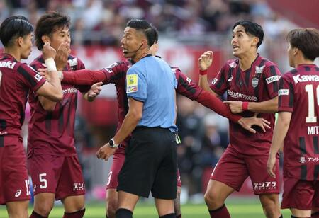 後半、審判に抗議する神戸・武藤嘉紀（右から２人目）ら神戸イレブン（撮影・中田匡峻）