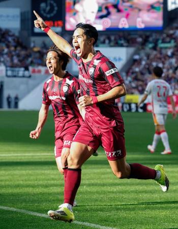 　後半、勝ち越しのゴールを決め、駆け出す神戸・武藤