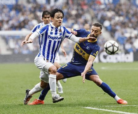 　アラベス戦の後半、攻め込むレアル・ソシエダードの久保（左）＝サンセバスチャン（共同）