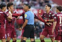 後半、審判に抗議する神戸・武藤嘉紀（右から２人目）ら神戸イレブン（撮影・中田匡峻）