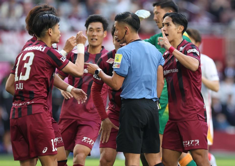 後半、審判に抗議する神戸・武藤嘉紀（右）ら神戸イレブン（撮影・中田匡峻）