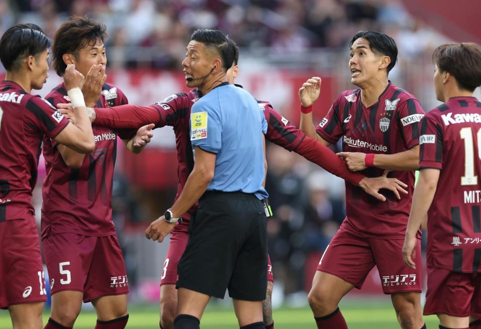 後半、審判に抗議する神戸・武藤嘉紀（右から２人目）ら神戸イレブン（撮影・中田匡峻）