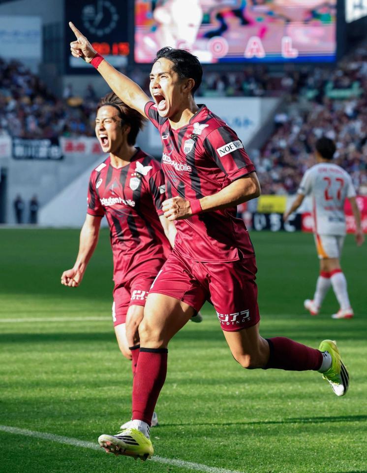 　後半、勝ち越しのゴールを決め、駆け出す神戸・武藤