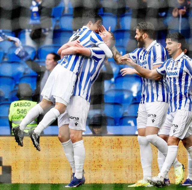 　後半、味方のゴールをアシストし、喜ぶレアル・ソシエダードの久保（左端）＝共同