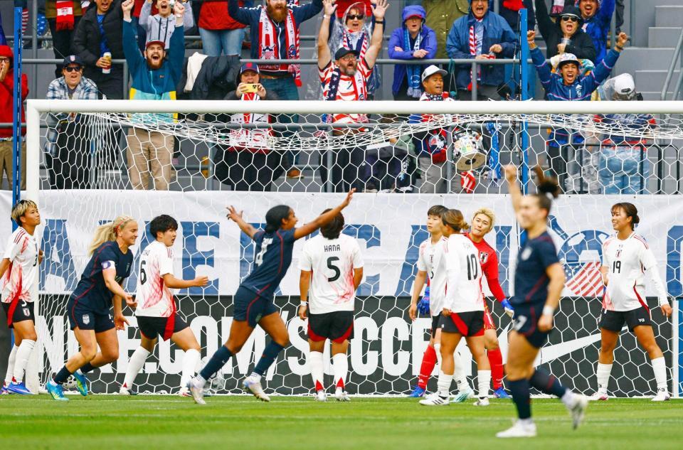 　前半、先制ゴールを許す日本（共同）