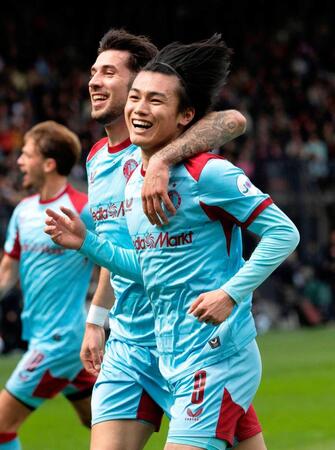 先制ゴールを決め喜ぶ上田（手前）＝共同