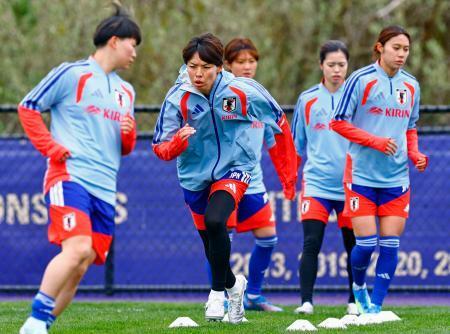 　米国との第２戦に向け調整する熊谷（左から２人目）ら＝シアトル近郊（共同）