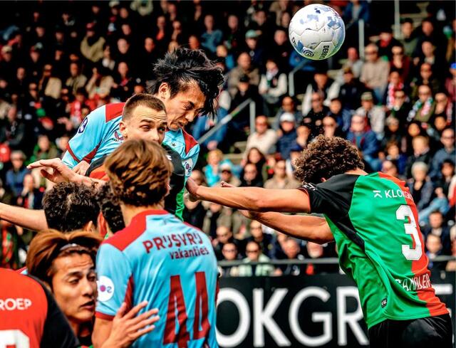 前半、ヘディングで先制ゴールを決めるフェイエノールトの上田（左奥）＝共同