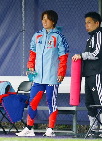 　１３日、別メニューで調整する高橋（左）。コンディション不良で離脱した＝シアトル近郊（共同）