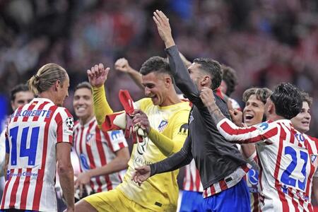 　バルセロナを退けて準決勝進出を決め、喜ぶアトレチコ・マドリードの選手たち（ＡＰ＝共同）