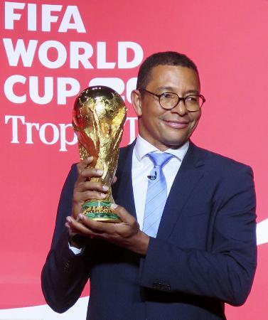 　サッカーＷ杯の優勝トロフィーを手にする元ブラジル代表のジウベルトシウバ氏＝１月、東京都内