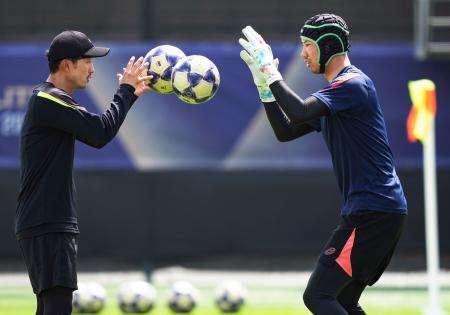 　準々決勝のアルサド戦に向け最終調整する神戸・ＧＫ前川（右）＝ジッダ（（Ｃ）Ｊ．ＬＥＡＧＵＥ・共同）