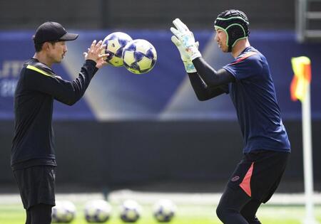 　準々決勝のアルサド戦に向け最終調整する神戸・ＧＫ前川（右）＝ジッダ（ⓒＪ．ＬＥＡＧＵＥ・共同）