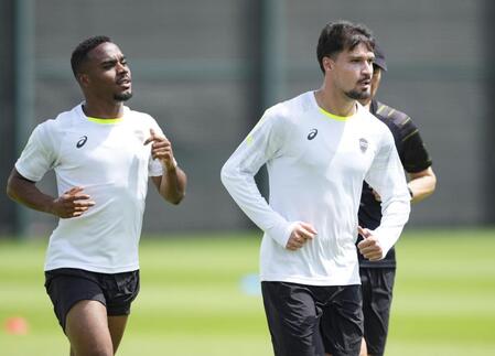 　準々決勝のアルサド戦に向け最終調整する神戸・トゥーレル（右）ら＝ジッダ（ⓒＪ．ＬＥＡＧＵＥ・共同）