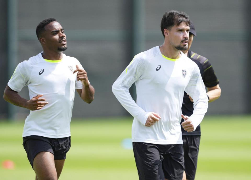 　準々決勝のアルサド戦に向け最終調整する神戸・トゥーレル（右）ら＝ジッダ（ⓒＪ．ＬＥＡＧＵＥ・共同）