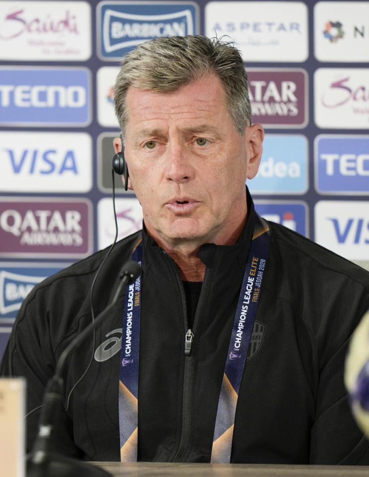 　準々決勝のアルサド戦を前に記者会見する神戸・スキッベ監督＝15日、ジッダ（共同）