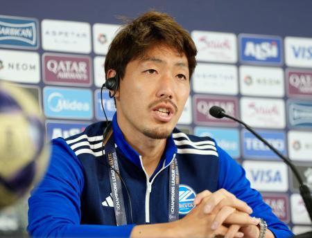 　準々決勝のアルイティハド戦を前に記者会見する町田・昌子＝１６日、ジッダ（共同）