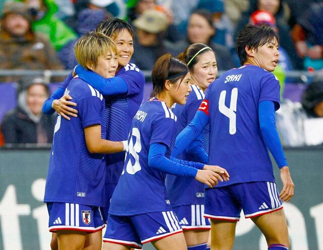 　先制ゴールを決め祝福される浜野（左端）。右端は熊谷（共同）