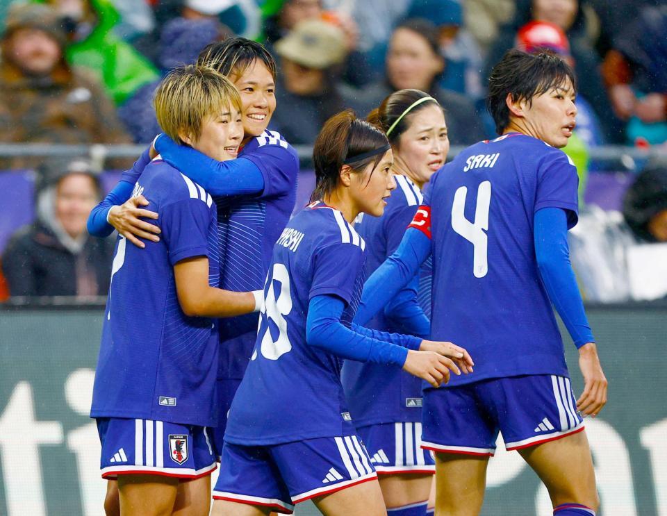 　先制ゴールを決め祝福される浜野（左端）。右端は熊谷（共同）