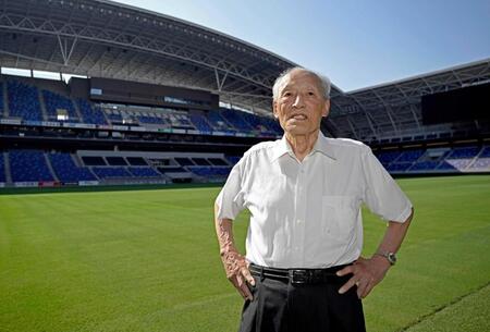 広島の本拠地「エディオンピースウイング広島」を眺める今西和男さん＝２５年７月　