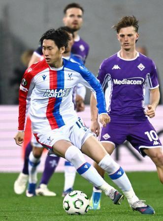 　フィオレンティナ戦の後半、攻め込むクリスタルパレスの鎌田＝フィレンツェ（共同）