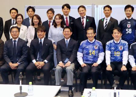 　「サッカー外交推進議員連盟」などの合同総会で、写真に納まる日本代表の森保一監督（前列中央）ら＝１７日、東京都千代田区