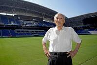 広島の本拠地「エディオンピースウイング広島」を眺める今西和男さん＝２５年７月　