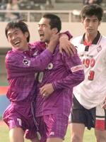 広島で現役時代の森保（左）＝９９年３月