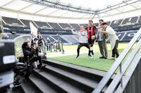 和やかな雰囲気でＣＭ撮影を行う堂安律（左から二人目）と“チーム堂安”の（左から）チーム専属メディカルトレーナー・黒川孝一氏、マネジメント・杉本啓氏、専属シェフ・高見光氏（提供・Ｉｎｄｅｅｄ　Ｊａｐａｎ）