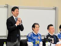 ユーモアあふれるあいさつで参加者を笑わせるサッカー日本代表の森保監督（左）とサッカー外交推進議員連盟の逢沢一郎会長