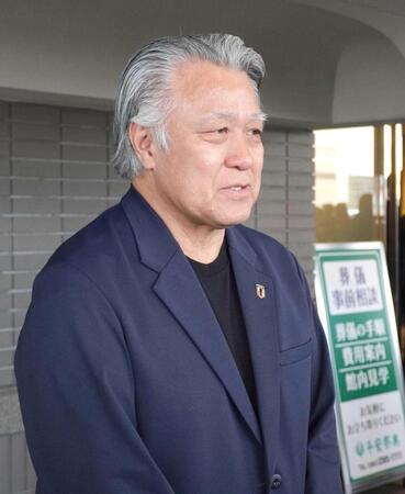 　取材に応じる田嶋氏