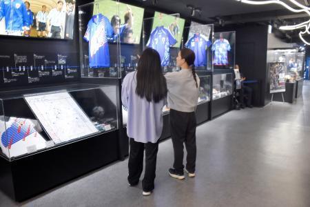 　日本サッカー協会の文化創造拠点「ｂｌｕｅ-ｉｎｇ！」の展示エリア＝１４日、東京都文京区