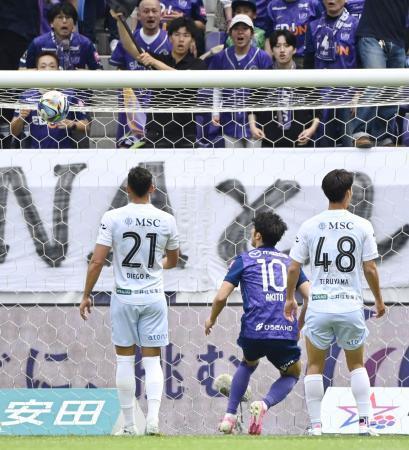 　広島-長崎　前半、先制ゴールを決める広島・鈴木（１０）＝Ｅピース