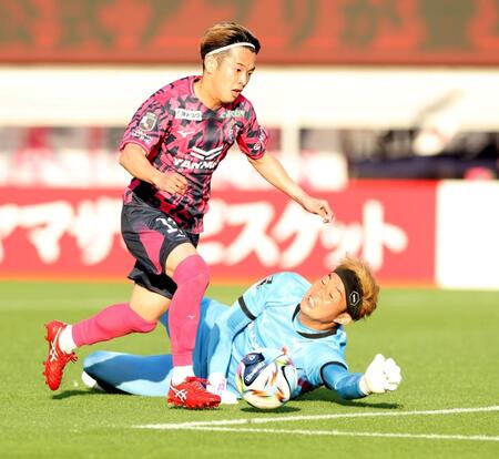 後半、ＧＫの京都・太田岳志（右）を振り切り、チーム２点目となるゴールを決めるＣ大阪・本間至恩（撮影・中田匡峻）