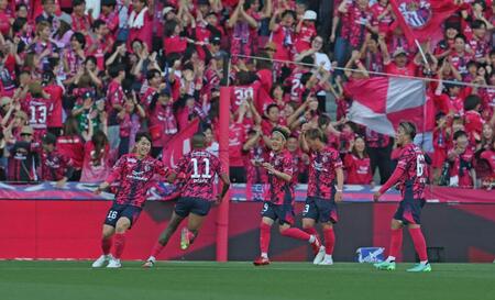 前半、Ｃ大阪のチアゴ・アンドラーデ（１１）が先制ゴールを決め、喜ぶＣ大阪イレブン（撮影・中田匡峻）