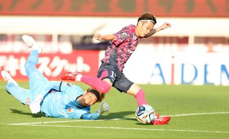 後半、ＧＫの京都・太田岳志（左）を振り切り、チーム２点目となるゴールを決めるＣ大阪・本間至恩（撮影・中田匡峻）