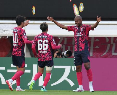 後半、チーム３点目を決め喜ぶＣ大阪・桜川ソロモン（右）＝撮影・中田匡峻