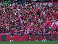 前半、Ｃ大阪のチアゴ・アンドラーデ（１１）が先制ゴールを決め、歓喜に沸くＣ大阪イレブンとサポーター（撮影・中田匡峻）