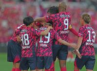 後半、チーム２点目となるゴールを決めたＣ大阪・本間至恩（１９）の元に集まるＣ大阪イレブン（撮影・中田匡峻）