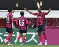 後半、チーム３点目を決め喜ぶＣ大阪・桜川ソロモン（右）＝撮影・中田匡峻