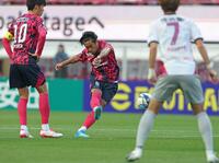 後半、フリーキックを行うＣ大阪・香川真司（撮影・中田匡峻）