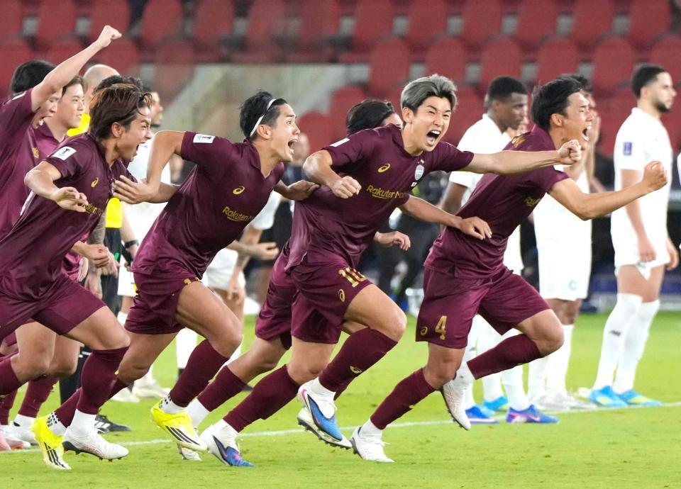 　アルサドとのＰＫ戦を制し準決勝進出を決め、駆け出す神戸イレブン＝ジッダ（共同）