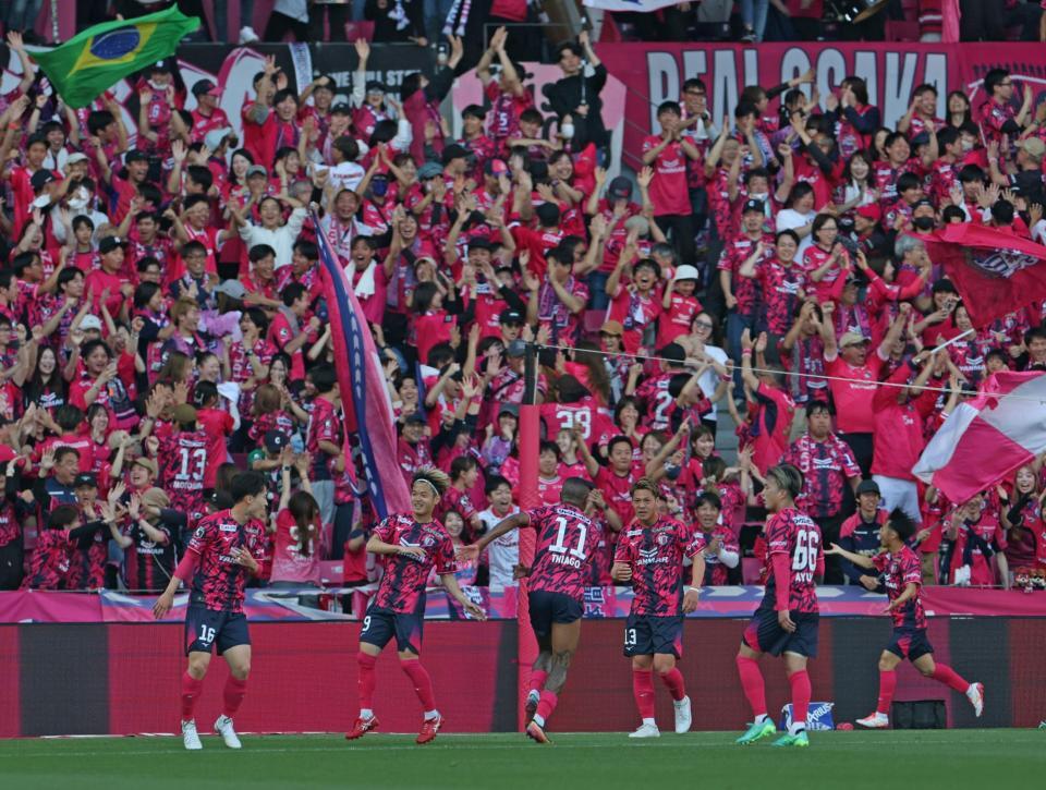 前半、Ｃ大阪のチアゴ・アンドラーデ（１１）が先制ゴールを決め、歓喜に沸くＣ大阪イレブンとサポーター（撮影・中田匡峻）