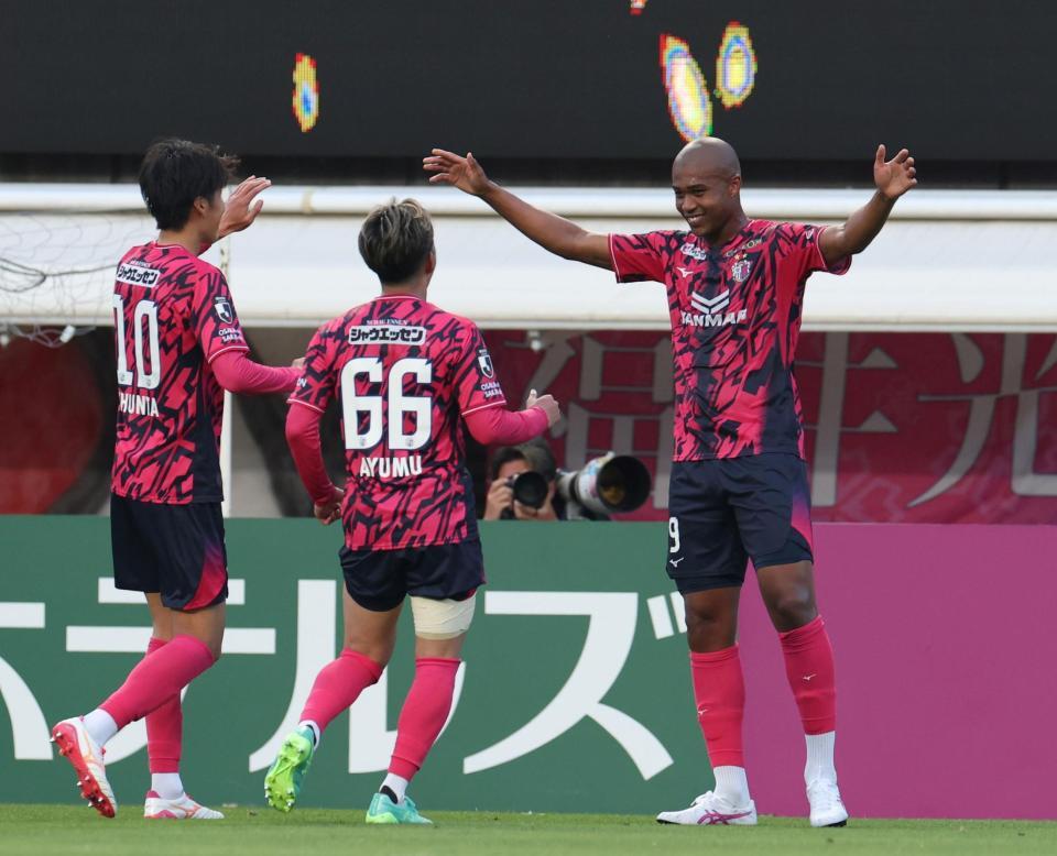 後半、チーム３点目を決め喜ぶＣ大阪・桜川ソロモン（右）＝撮影・中田匡峻