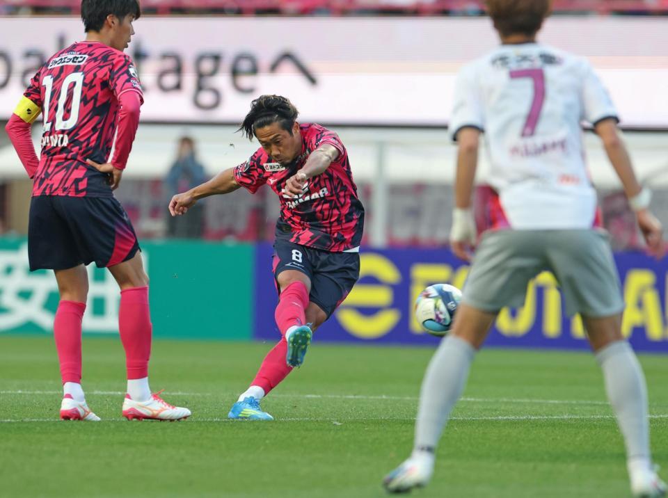 後半、フリーキックを行うＣ大阪・香川真司（撮影・中田匡峻）