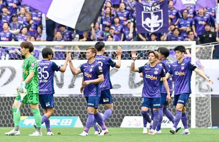 　長崎に勝利しタッチを交わす広島イレブン