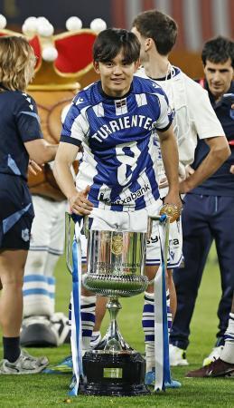 　スペイン国王杯で優勝し、喜ぶレアル・ソシエダードの久保＝セビリア（共同）