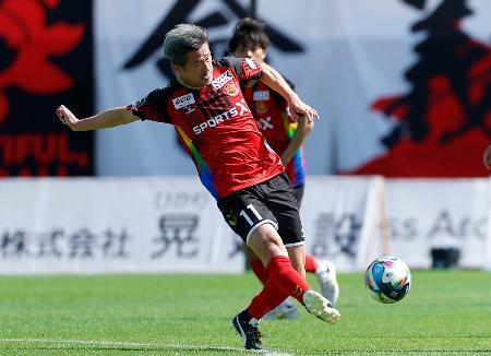 　福島-岐阜　前半、パスを出す福島・三浦＝とうスタ